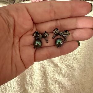 Oomiay Black Gold Mystic Topaz Bow With A Pearl